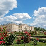 Rundalen linna ja ruusuja linnan puistossa