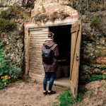 Ligatnen kylä, nainen seisoo oviaukossa