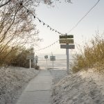 Hiekkaranta ja kylttejä Liepajassa