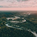 Joki halkoo Gaujan kansallispuistoa