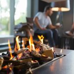 Hedon Span takkahuoneessa mies ja nainen istuvat juttelemassa