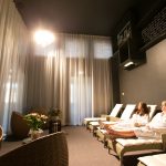 Kaksi naista rentoutuu Hedon Span spa-osaston rentoutumishuoneessa