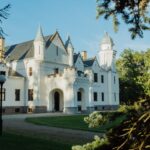 Alatskivin linnahotellin valkoinen julkisivu