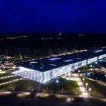 Viron kansallismuseo valaistuna pimeällä