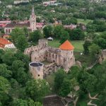 Ilmakuva Cesisin linnasta ja sen rakennuksista