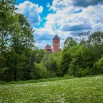 Turaidan linnan tornit puiden takana