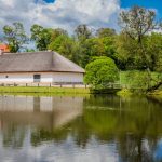 Turaidan linnan rakennuksia järven rannassa