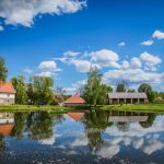 Turaidan linnan rakennuksia järven rannassa