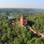 Turaidan linna metsän keskellä