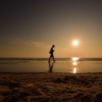 Rannalla Klaipedassa auringonlaskun aikaan