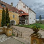 Lielstrauben linnan rakennuksia ja pihaa