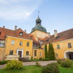 Keltaisia Lielstauben linnarakennuksia