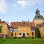 Keltaisia linnarakennuksia Lielstrauben linnassa