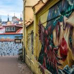 Rakennuksia ja katutaidetta Vilnan vanhassakaupungissa