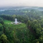 Valkoinen kolmen ristin monumentti Vilnassa