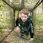 Lapsi Valgerannan seikkailupuiston radalla