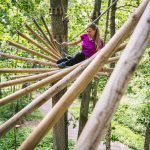 Aikuinen nainen kiipeilyradalla