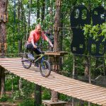 Nainen pyöräilee seikkailuradalla