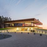 Golfkentän klubirakennus iltavalaistuksessa