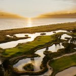 Golf kenttä veden äärellä