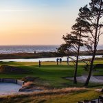 Auringonlasku golf kentällä