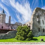 Haapsalun piispanlinna upeassa kesäisessä säässä