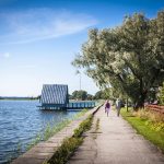 Pariskunta kävelee aurinkoisella ilmalla Haapsalun rantapromenadilla