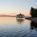 Haapsalun rantapromenadi auringon laskiessa