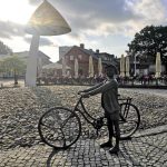 Maailmankuulun säveltäjän Arvo Pärtin muistomerkki poika ja polkupyörä Rakveren keskusaukiolla