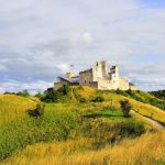 Rakveren linnan rauniot kaukana katsottuna