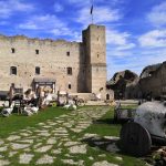 Linnoituksen sisäpihassa mies syöttää ankkoja