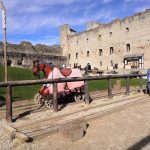 Rakveren linnan sisäpiha, keskiaikainen teemapuisto, puisia hevosia