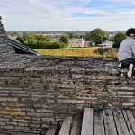 Pieni poika katselee kaupunkin maisemia Rakveren linnoituksen raunioilta