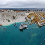 Rummun hylätty vankila ja kaivosalue, sekä kirkas järvi syksyllä