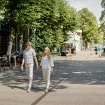 Pariskunta kävelykadulla Jurmalassa