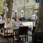 Pariskunta istumassa terassilla Jurmalassa