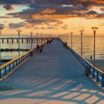 Laituri auringonlaskun aikaan Palangassa