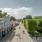 Ihmisiä kävelykadulla puiston vieressä Jurmalassa