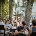 Pariskunta terassilla Jurmalassa