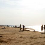 Ihmisiä rannalla Jurmalassa