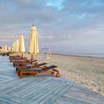 Rantatuoleja Jurmalan hiekkarannalla