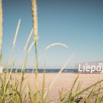 Liepajan kyltti rannassa