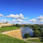 Narvajoen vastarannalla näkyvä venäläinen Ivangorodin kaupunki ja Iivananlinna