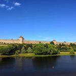 Narvajoen vastarannalla näkyvä venäläinen Ivangorodin kaupunki ja Iivananlinna