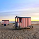 Narva-Joesuun rannassa raitallinen vaatekoppi