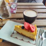 Raakakakkupalanen ja latte pöydällä