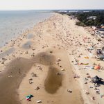 Ihmisjoukkoja Pärnun rannalla kauniina kesäpäivänä