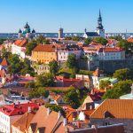 Ilmakuva Tallinnan vanhastakaupungista kirkkaana päivänä.