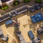 Sohvaryhmät terassilla ylhäältäpäin kuvattuna