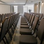 Tuoleja rivissä kokoustilassa